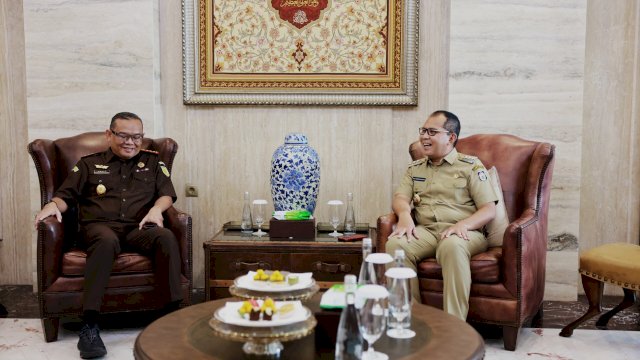 Wali Kota Makassar Moh Ramdhan Pomanto saat menerima silaturahmi Kepala Kejaksaan Negeri (Kejari) Makassar yang baru Nauli Rahim Siregar bersama jajarannya di Kediamannya, Jl Amirullah, Senin, (15/07/2024).