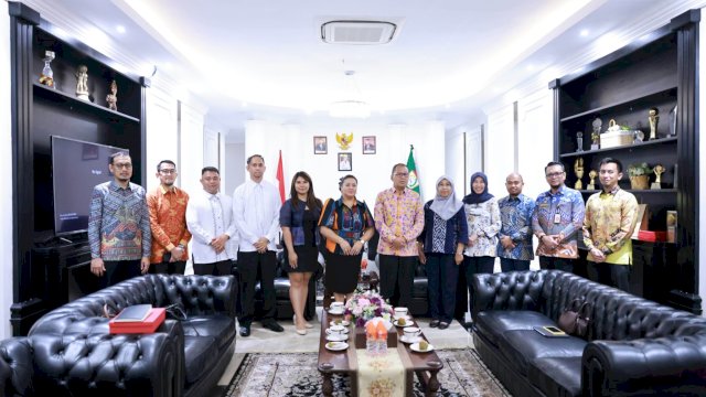 Danny Pomanto pada menerima audiensi Konsulat Jenderal Filipina Mary Jennifer Domingo Dingal di Ruang Kerjanya, Kantor Balai Kota, Kamis, (18/04/2024).