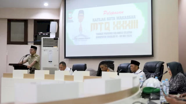 Danny Pomanto melepas kontingen Kafilah Kota Makassar MTQ XXXIII di Ruang Sipakatau Balai Kota, Senin (29/04/2024).