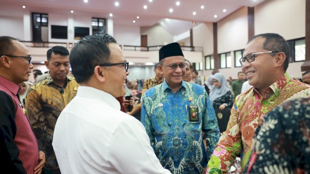Wali Kota Makassar, Moh Ramdhan Pomanto dan Menteri Pendayagunaan Aparatur Negara dan Reformasi Birokrasi, Abdullah Azwar Anas di Ruang Pola Kantor Gubernur, Jumat (19/07/ 2024).