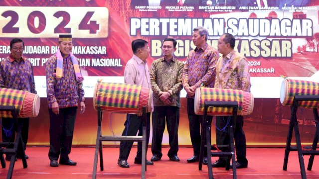 Danny menabuh gendang bersama Ketua Dewan Kehormatan Badan Pengurus Pusat Kerukunan Kelurahan Sulawesi Selatan (BPP KKSS) Jusuf Kalla, Wakil Presiden RI ke 10 dan 12 yang juga inisiator PSBM di Hotel Four Point by Sheraton Makassar, Minggu (21/4/2024).