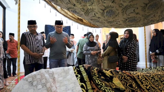 Danny Pomanto melayat ke rumah duka yang berlokasi di Jalan Basoi Deng Bunga Kecamatan Somba Opu Kabupaten Gowa, Selasa (16/07/2024).