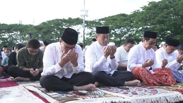 Wali Kota Makassar Moh Ramdhan Pomanto melaksanakan Salat Idul Adha 1444 H di Lapangan Karebosi, Senin (17/06/2024).