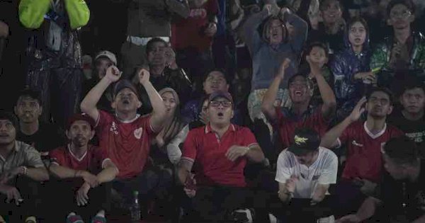 Wali Kota Makassar dan Warga Nobar U-23 Indonesia vs Irak, Semangat Tak Padam Meski Hujan