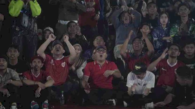Wali Kota Makassar dan Warga Nobar U-23 Indonesia vs Irak, Semangat Tak Padam Meski Hujan