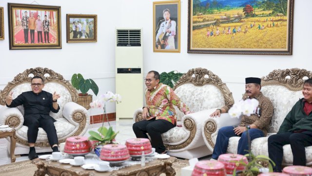 Wali Kota Makassar Moh Ramdhan Pomanto menghadiri undangan makan malam Bupati Gowa Adnan Purichta bersama Menpan-RB Abdullah Azwar Anas di Rujab Bupati Gowa, Jumat (19/07/2024).