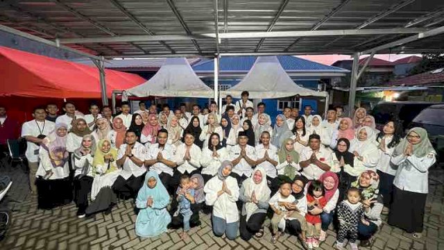 Dinas Komunikasi dan Informatika (Diskominfo) Kota Makassar mengadakan acara buka bersama bersama pegawai ASN dan Laskar Pelangi di halaman kantor Diskominfo Makassar pada Rabu, (3/04/2024).