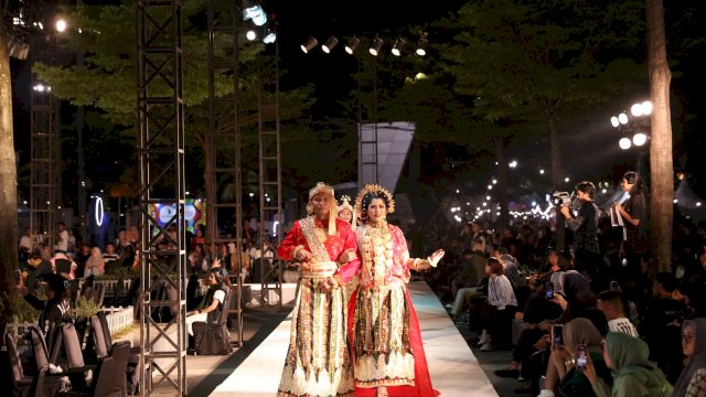 Segmen fashion Makassar International Eight Festival & Forum (F8 Makassar), menampilkan keindahan budaya baju bodo pengantin Bugis-Makassar di Zona 3 F8 pada Kamis, (25/7/2024).