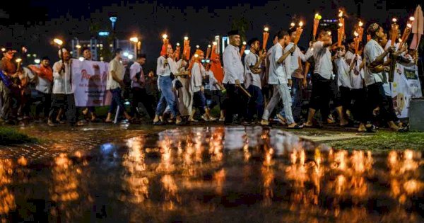 Kota Makassar Diguyur Hujan, Tak Redam Semangat Peserta Festival Takbir dan Obor Tepian Air