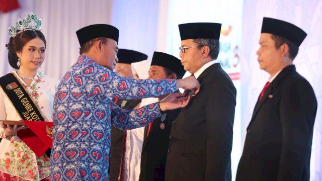 Penganugrahan Tanda Kehormatan Satyalencana Wira Karya pada Hari Keluarga Nasional (Harganas) ke-31 tahun 2024 di Simpang Lima, Kota Semarang, Jawa Tengah, Sabtu (29/06/2024).