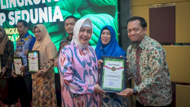 Ketua TP PKK Kota Makassar Indira Yusuf Ismail hadir dalam peringatan Hari Lingkungan Hidup Sedunia tingkat Kota Makassar yang digelar oleh Dinas Lingkungan Hidup (DLH) Kota Makassar di Hotel Aston, Kamis (20/06/2024).