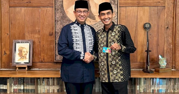 Bertemu Anies Baswedan, Relawan Arta Serahkan Kartu Jakarta Bahagia
