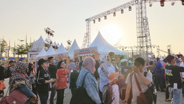 Suasana pengunjung antusias menyaksikan atraksi Sukhoi di Plpembukaan F8, Foto: HN/Sinta
