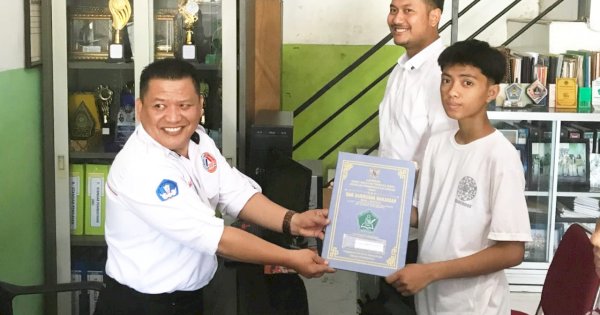 Tebus Ijazah Warga Ballaparang, Andi Seto Disambut Haru