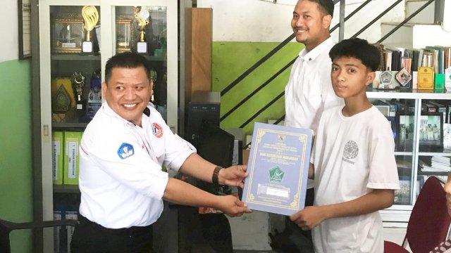 Tebus Ijazah Warga Ballaparang, Andi Seto Disambut Haru