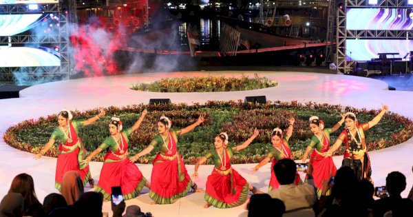 Pesona Tarian India Pukau Penonton di Panggung F8 Makassar