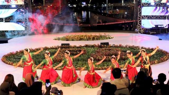 Delegasi India tampil memukau dengan membawakan Tarian Bharatanatyam & Kuchipudi di Panggung Utama Makassar International Eight Festival & Forum (F8 Makassar), Sabtu (27/07/2024).