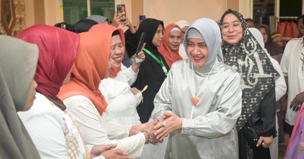 Ketua TP PKK Makassar Indira Yusuf Ismail Ikuti Tradisi Sapu-Sapu Ulu di Peringatan Hari Asyura