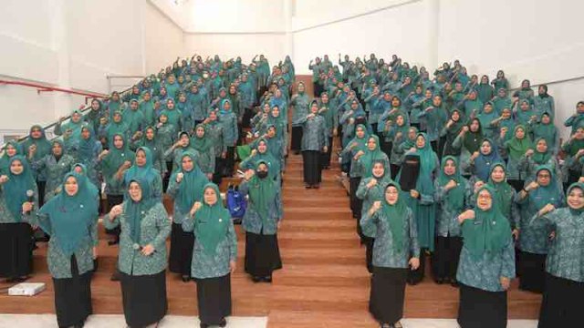 Bimtek Peningkatan Kapasitas Kelembagaan Bagi Pengurus PKK Kota Makassar di Auditorium Kantor TP PKK Kota Makassar, Senin (22/04/2024).