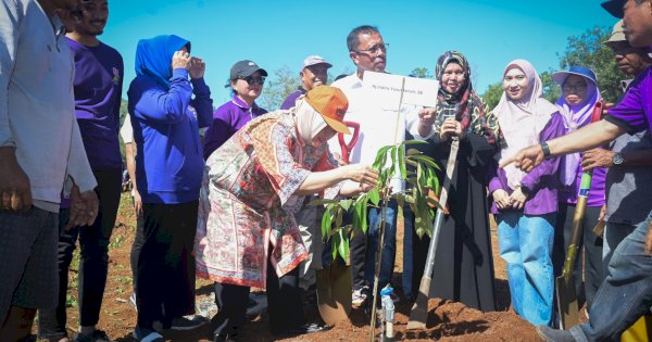 Meriahkan HUT HIKMA ke-87 di Gowa, Indira Yusuf Ismail Ikut Tanam Pohon