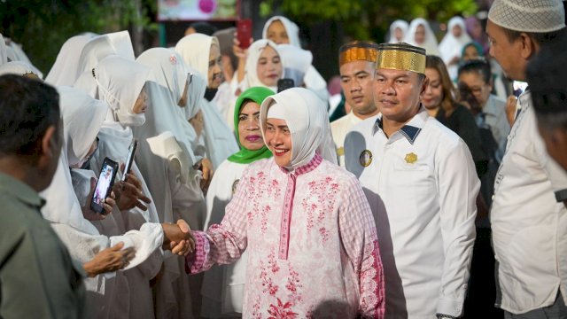 Ketua TP PKK Kota Makassar Indira Yusuf Ismail hadir memenuhi undangan haul, zikir, dan doa bersama memperingati 37 tahun wafatnya H. Karim Daeng Matutu Karaeng Pasurung II Gallarang Kalukuang Ri Tallo, Jumat (12/7/2024).