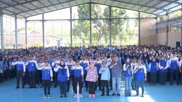 Ketua TP PKK Kota Makassar Indira Yusuf Ismail hadir dan memberikan arahan pada acara Halal Bihalal Keluarga Besar Perumda Air Minum (PDAM) Kota Makassar di hari pertama berkantor pasca Lebaran Idul Fitri 1 Syawal 1445 Hijriah, Selasa (16/04/2024).