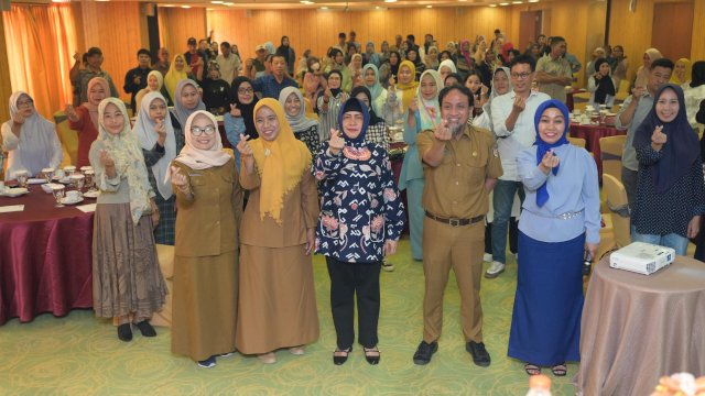 Indira Yusuf Ismail menjadi narasumber dalam sosialisasi yang digelar oleh Dinas Pengendalian Penduduk dan KB Kota Makassar di Hotel Karebosi Premier, Senin (22/04/2024).