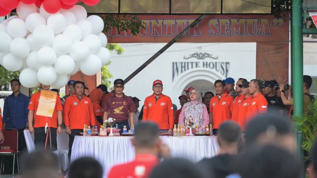 Pembukaan Turnamen Sepak Bola Wali Kota Cup VII yang berlangsung di Lapangan Hasanuddin, Sabtu (08/06/2024).