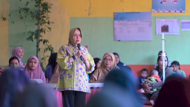Ketua TP PKK Kota Makassar Indira Yusuf Ismail melakukan kunjungan ke Posyandu Plamboyan II di Kecamatan Tamalanrea, Selasa (26/04/2024).