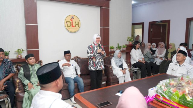 Ketua Tim Penggerak PKK Kota Makassar Indira Yusuf Ismail menghadiri acara halal bihalal yang diselenggarakan Dinas Lingkungan Hidup pada Jumat (19/4/2024).