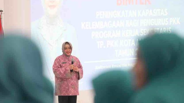 Ketua TP PKK Kota Makassar Indira Yusuf Ismail hadir memberikan arahannya dalam kegiatan Bimbingan Teknis (Bimtek) peningkatan kapasitas kelembagaan bagi pengurus PKK Kecamatan, Selasa (23/4/2024).
