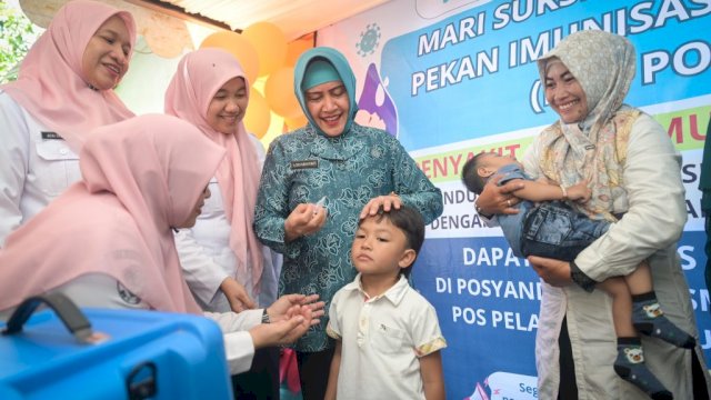 Ketua TP PKK Kota Makassar Indira Yusuf Ismail secara simbolis memberikan tetes vaksin polio kepada tiga orang anak di Posyandu Asoka 7, Kelurahan Parang Tambung, Kecamatan Tamalate, Rabu (24/7/2024).
