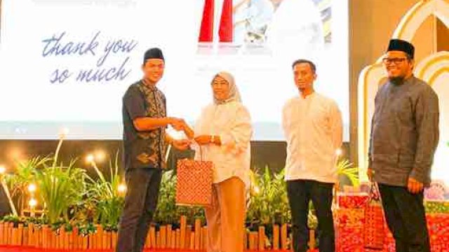 Buka puasa bersama yang diselenggarakan oleh Asosiasi Penyelenggara Jasa Internet Indonesia (APJII) Pengurus Wilayah Sulawesi Maluku dan Papua (Sulampua) di Hotel Aston, Senin, (1/04/2024).