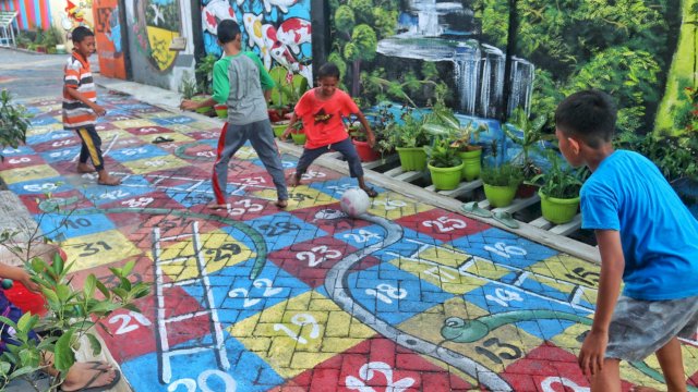 Kota Makassar menorehkan prestasi gemilang karena menjadi satu-satunya kota di Indonesia yang masuk dalam Kota Terhappy di dunia.