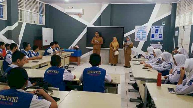 Dinas Komunikasi dan Informatika (Diskominfo) Kota Makassar terus menjalankan program Diskominfo Goes To School. Kali ini hadir di SMP Negeri 3 Makassar dengan tajuk &ldquo;Literasi Keamanan Siber&rdquo;, Senin (06/05/2024).