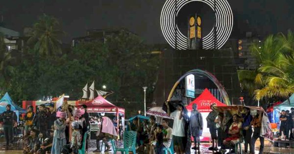 Hujan Tak Halangi Semangat: Ratusan Warga Makassar Nobar Timnas Indonesia di Pantai Losari