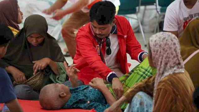Tim Medis Pemkot Makassar dan IKA Unhas Berikan Layanan Kesehatan di Luwu Pasca-Banjir