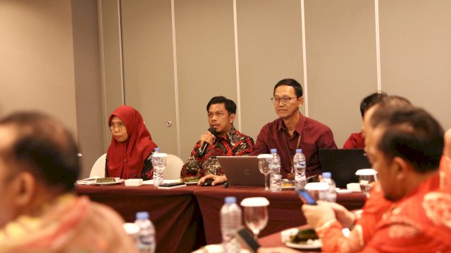 PJ Sekda Makassar, Firman Hamid Pagarra presentasi capaian, inovasi serta visi misi Pemkot Makassar dihadapan tim penilai dari Kemenpan RB, di Hotel JS Jalawansa, Rabu (17/07/2024).