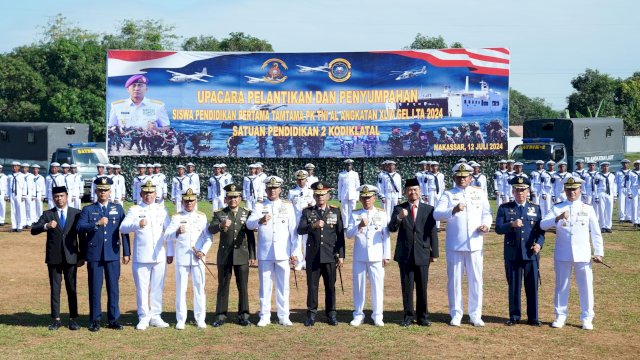 PJ Sekda Makassar, Firman Hamid Pagarra menghadiri upacara pelantikan dan penyumpahan siswa Pendidikan Pertama Tantama (Diktama) PK TNI AL angkatan XLIV Gelombang, di Mako lapangan upacara Satdik-2 Kodiklatal, Jumat (12/07/2024).