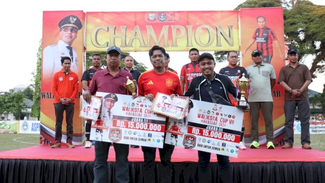PJ Sekda Makassar, Firman Hamid Pagarra hadir pada penutupan Wali Kota Cup 2024 ini dan menyerahkan hadiah kepada para juara di Lapangan Hasanuddin, Minggu (14/07/2024).