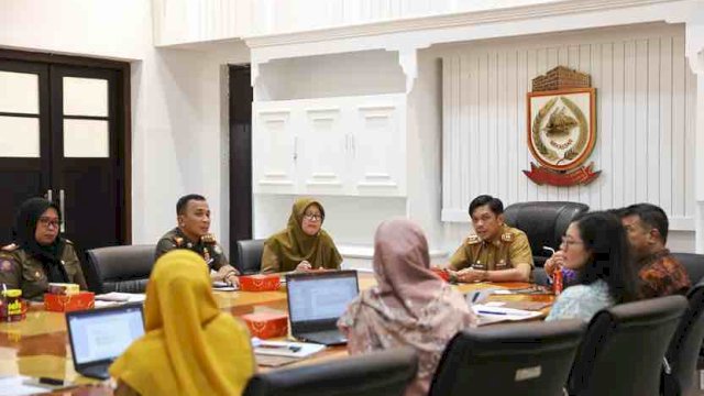 Firman Hamid Pagarra saat memimpin rakor terkait KTR, di Ruang Kerjanya, Balaikota, Senin (22/04/2024).