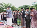PJ Sekda Makassar Firman Hamid Pagarra Berbaur dengan Warga di Sholat Idul Fitri di Anjungan City of Makassar