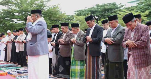 PJ Sekda Makassar Firman Hamid Pagarra Berbaur dengan Warga di Sholat Idul Fitri di Anjungan City of Makassar