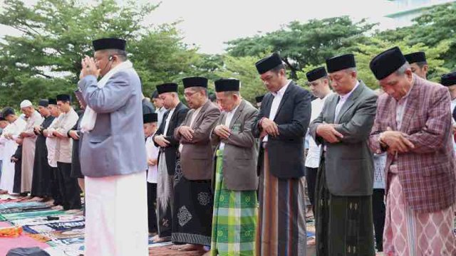 PJ Sekda Kota Makassar, Firman Hamid Pagarra melaksanan Sholat Idul Fitri di Anjungan City Of Makassar, Rabu (10/04/2024).