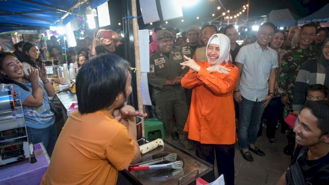 Ketua TP PKK Kota Makassar Indira Yusuf Ismail mengunjungi Pasar Malam Utara Fest 2024 di Pelabuhan Paotere Kecamatan Ujung Tanah, Jumat (21/06/2024).