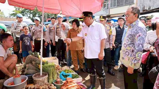 Wali Kota Makassar Moh Ramdhan Pomanto bersama Pj Gubernur Sulsel Bahtiar Baharuddin meninjau harga-harga bahan pokok di Pasar Terong, Senin, (8/04/2024).
