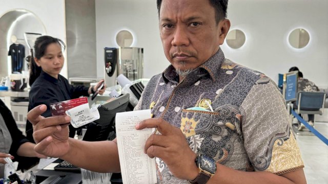 Kepala BPKAD Makassar Muh Dakhlan saat menujukkan penggunaan Kartu Kredit Pemerintah Daerah (KKPD).