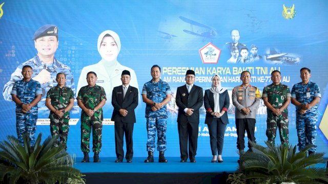 Wali Kota Makassar Moh Ramdhan Pomanto menghadiri peresmian Karya Bakti TNI Angkatan Udara oleh Kepala Staf Angkatan Udara (KSAU) Marsekal TNI M Tonny Harjono di Hanggar Skadron Udara 33 Lanud Sultan Hasanuddin, Sabtu (20/07/2024).