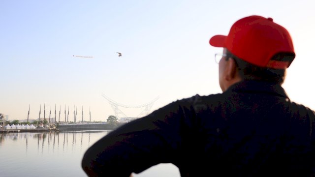 Wali Kota Makassar Moh Ramdhan Pomanto aksi Aerobatic Trike dari Anjungan City Of Makassar, Sabtu (20/07/2024).