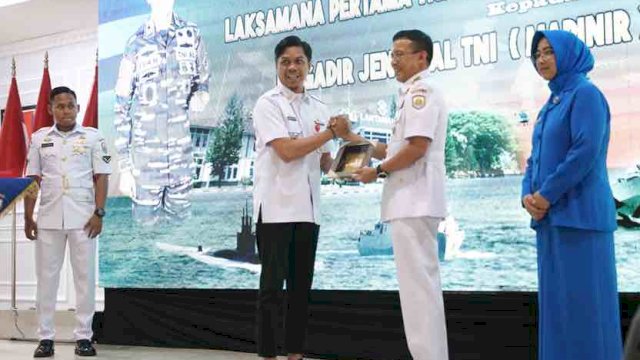 Serah terima jabatan (Sertijab) Komandan Pangkalan Utama TNI AL VI (Lantamal VI) Makassar, di Dermaga Layang Mako Lantamal VI, Rabu (24/04/2024).